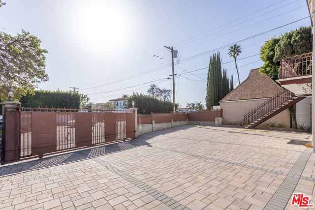 955 S Highland Avenue, Los Angeles CA: https://media.crmls.org/mediaz/bc2de494-7b53-4c3b-8cc9-78eef4a722f1.jpg