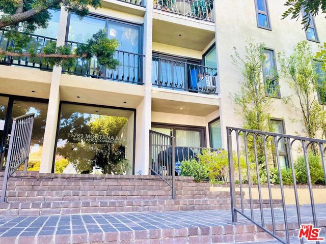 11789 Montana Avenue, Los Angeles CA: https://media.crmls.org/mediaz/bc2f2ddf-d344-4c9f-9bd7-83232255e76d.jpg