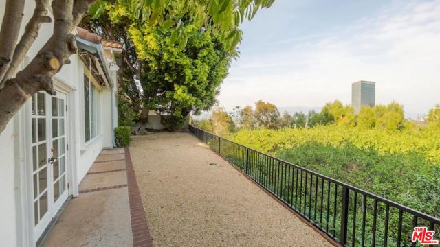 10900 Terryview Drive, Studio City CA: https://media.crmls.org/mediaz/bc2fae0c-fdfc-4d2f-805e-6e1cb36a83c7.jpg