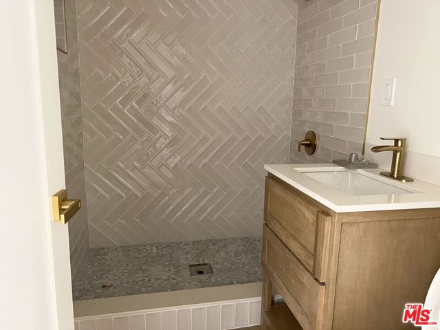 1336 W 37th Drive, Los Angeles CA: https://media.crmls.org/mediaz/bc305434-d539-457c-834e-5dedd491a8cd.jpg