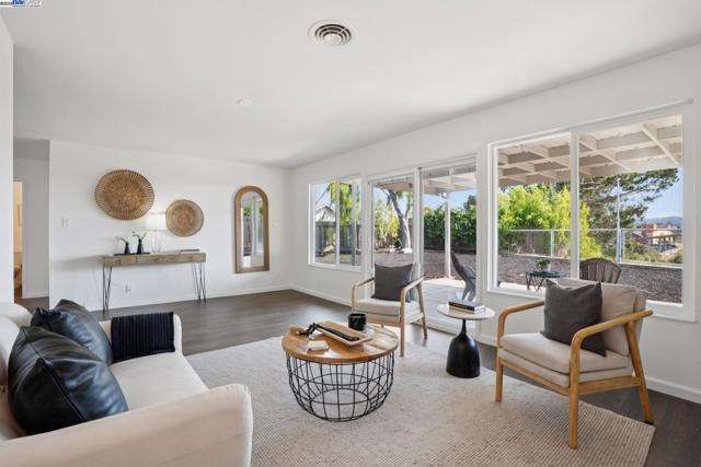 1165 Amend St, Pinole CA: https://media.crmls.org/mediaz/bc312d60-bc65-42bd-a4b0-c58906733549.jpg