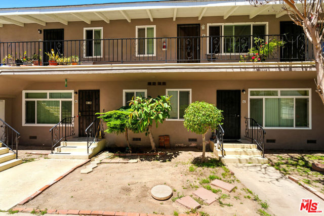 12134 Grevillea Avenue, Hawthorne CA: https://media.crmls.org/mediaz/bc31d966-5b17-4ea8-88c2-c5861c36248f.jpg