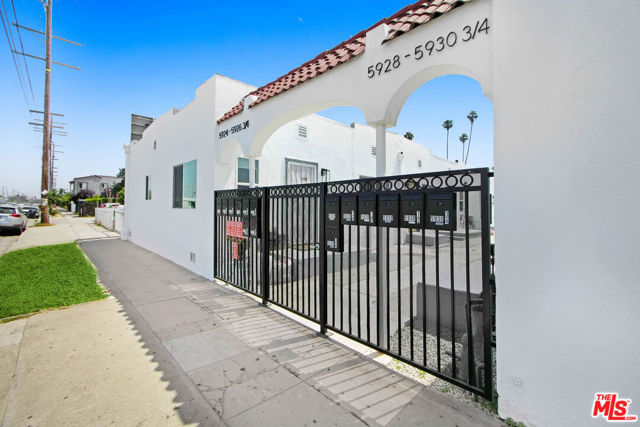 5926 S Hoover Street, Los Angeles CA: https://media.crmls.org/mediaz/bc31f021-bf88-42c7-a46f-b3e38af8c78a.jpg