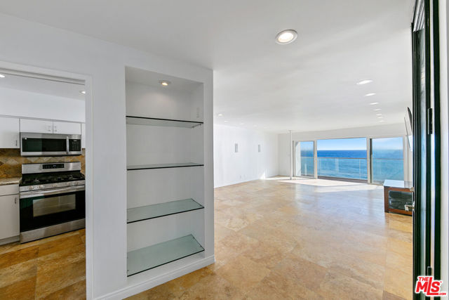 20438 Pacific Coast Highway, Malibu CA: https://media.crmls.org/mediaz/bc3246c8-528f-488b-bd2d-2202e95b9c1f.jpg