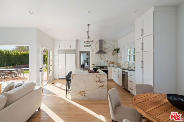 625 N Sierra Drive, Beverly Hills CA: https://media.crmls.org/mediaz/bc333233-aa9d-43ab-a61f-130296237c95.jpg