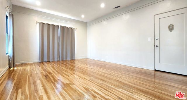 224 N Jackson Street, Glendale CA: https://media.crmls.org/mediaz/bc348181-cf43-4057-8e12-294c80eaa444.jpg