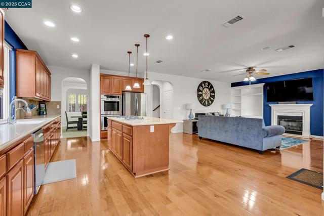3627 Otter Brook Loop, Discovery Bay CA: https://media.crmls.org/mediaz/bc356d16-c652-4de2-8a53-6b212762c4c1.jpg