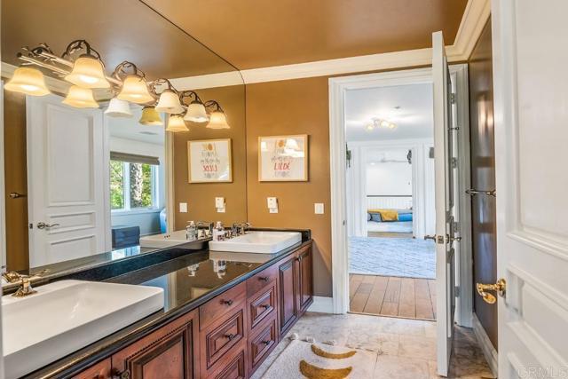 7345 Vista Rancho Ct, Rancho Santa Fe CA: https://media.crmls.org/mediaz/bc37174b-9163-470f-a5de-0d91f9a184ab.jpg