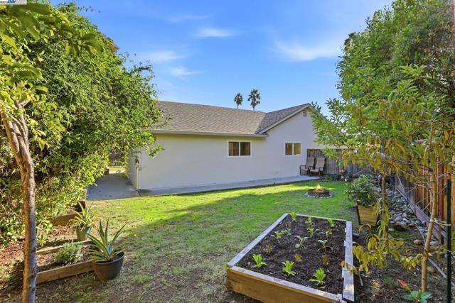 240 Carmelita Pl, Fremont CA: https://media.crmls.org/mediaz/bc379e0a-aa2d-428b-8dff-8323687c27c2.jpg