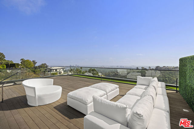 1731 Summitridge Drive, Beverly Hills CA: https://media.crmls.org/mediaz/bc37cbcb-f02c-4ea2-a1e8-45066b1368f4.jpg