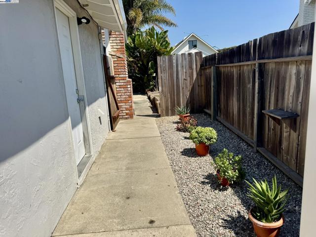 4955 Swindon Pl, Newark CA: https://media.crmls.org/mediaz/bc38fb8a-4338-436c-aa35-005c86edc312.jpg