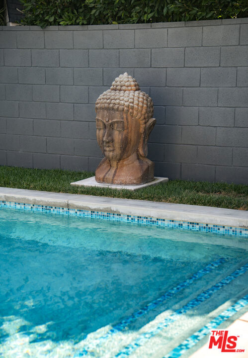 4947 Varna Avenue, Sherman Oaks CA: https://media.crmls.org/mediaz/bc3982cb-4354-4539-9651-733a9f8e87d8.jpg