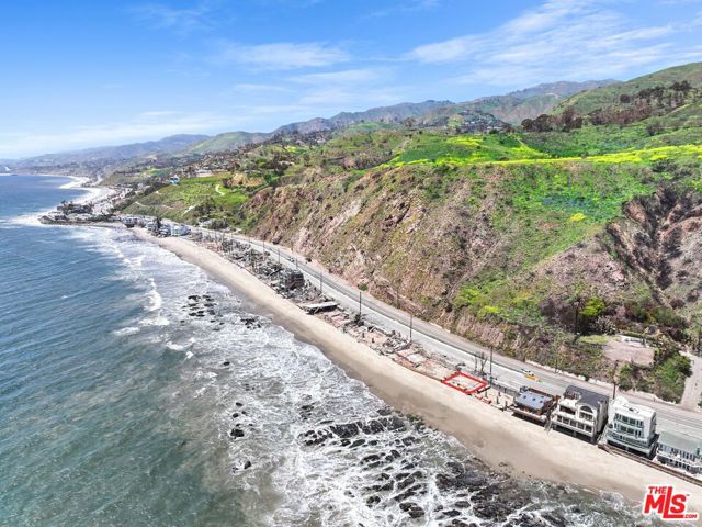 20802 Pacific Coast Highway, Malibu CA: https://media.crmls.org/mediaz/bc39aadf-ac7f-4fa1-8504-b2fa892d916e.jpg