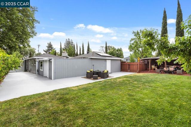 2401 Casa Way, Walnut Creek CA: https://media.crmls.org/mediaz/bc3a873d-d1f1-4923-9c50-21efc79992d8.jpg