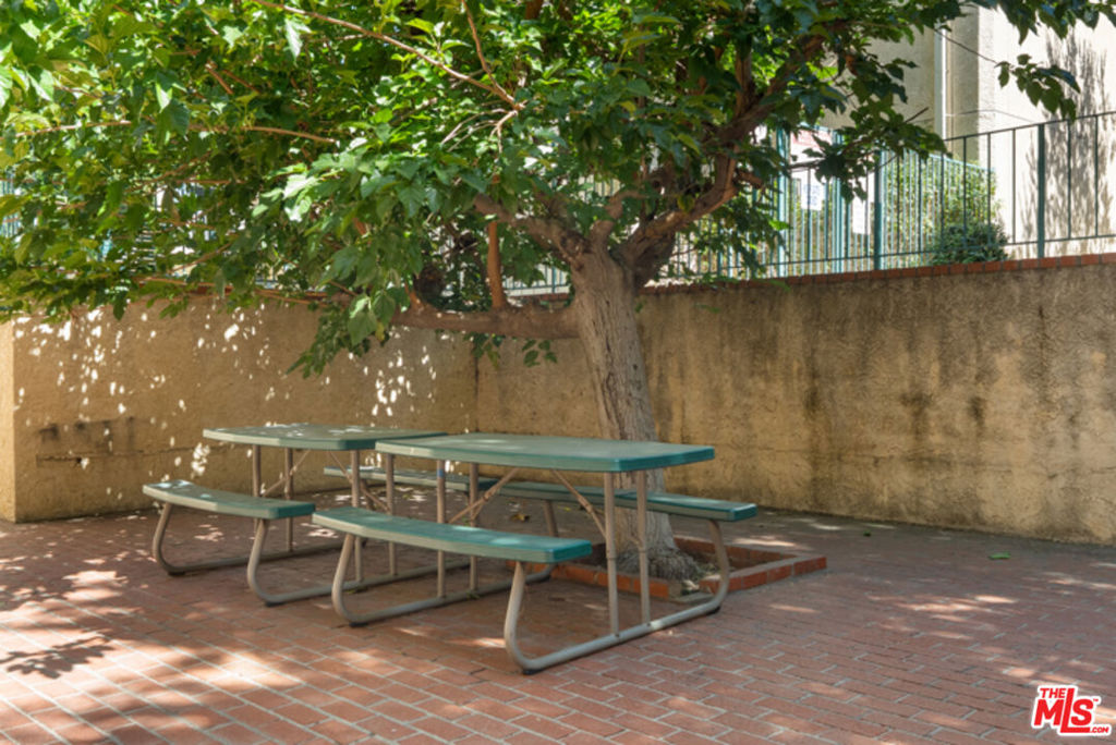 https://media.crmls.org/mediaz/bc3c026d-6661-4ec7-90ed-00054f6103e1.jpg?preset=X-Large