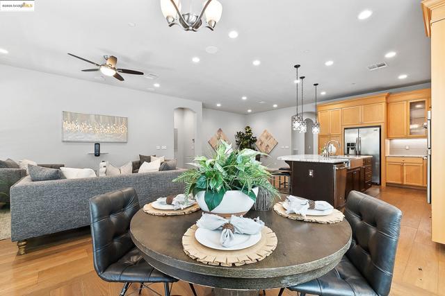 1627 Healing Rock Ct, Brentwood CA: https://media.crmls.org/mediaz/bc3c47d6-6324-4eed-aa00-ad8ba4e833a6.jpg