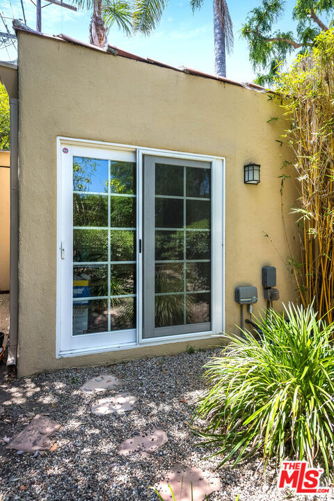 4150 Elmer Avenue, Studio City CA: https://media.crmls.org/mediaz/bc3c4f92-dab1-40d1-a96e-087606ef95e0.jpg