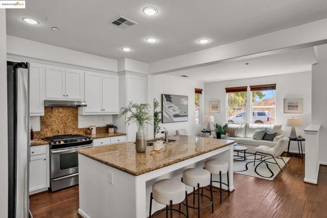 1623 Fortmann Way, Alameda CA: https://media.crmls.org/mediaz/bc3c9f23-8244-4723-846d-51b4fd9a9969.jpg