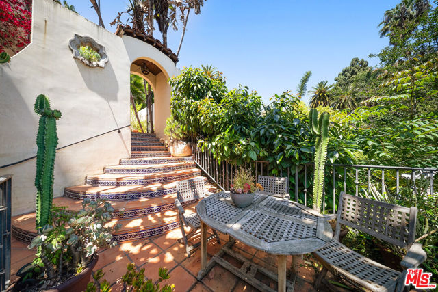 6615 Emmet Terrace, Los Angeles CA: https://media.crmls.org/mediaz/bc3ced76-e11a-41c0-b125-a51987b6483e.jpg