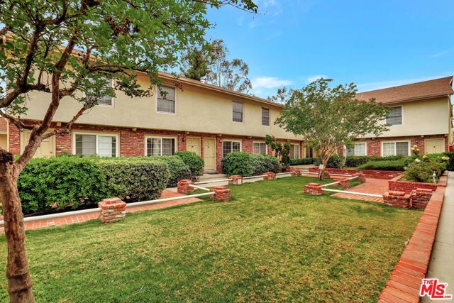 10065 De Soto Avenue, Chatsworth CA: https://media.crmls.org/mediaz/bc3df96a-d6df-46b2-89d3-870904a25131.jpg