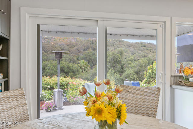 464 W Avenida De Las Flores, Thousand Oaks CA: https://media.crmls.org/mediaz/bc3e4ba5-96a3-4d59-be62-bceb3c09643c.jpg