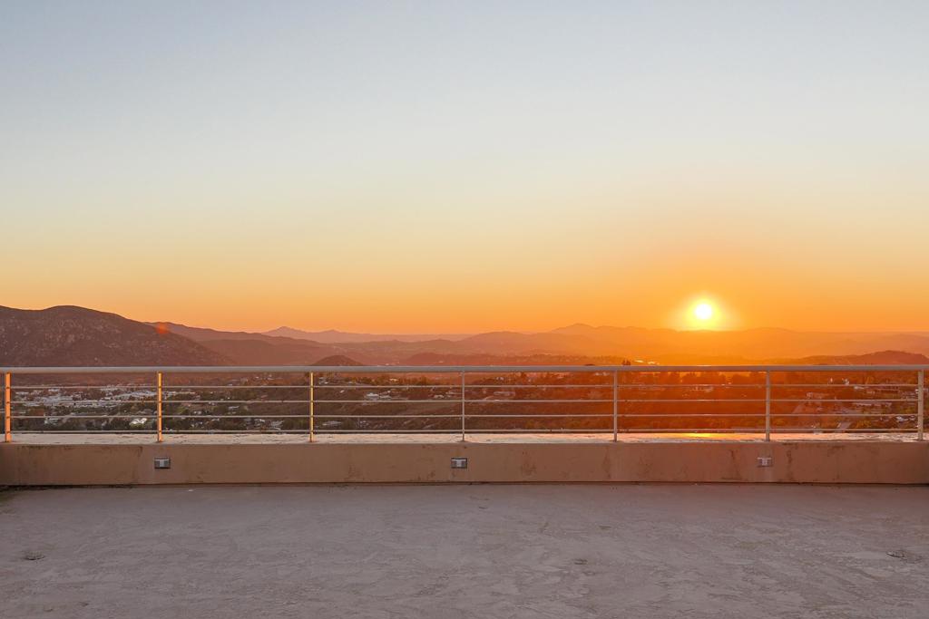 https://media.crmls.org/mediaz/bc3ebad4-8997-4a34-8174-55240a77835b.jpg?preset=X-Large