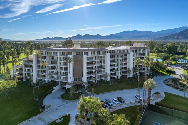 900 Island Drive, Rancho Mirage CA: https://media.crmls.org/mediaz/bc3efa8e-8f5d-4a8b-bfcc-c0cdc1004ced.jpg