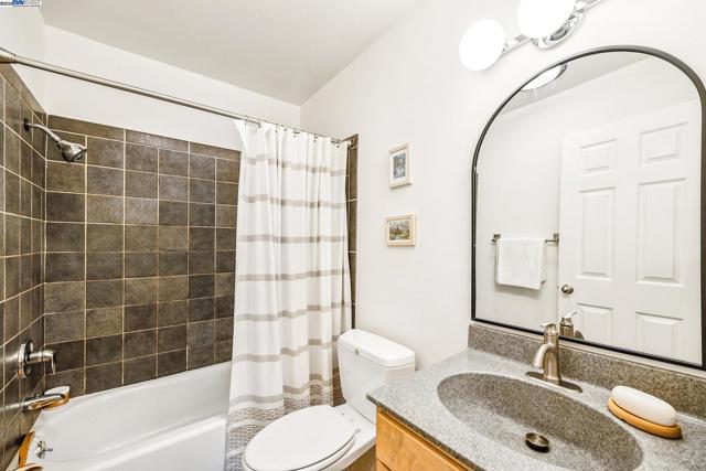 950 Shorepoint Ct, Alameda CA: https://media.crmls.org/mediaz/bc3f0514-4e72-4a15-bce9-6984c7f2a249.jpg
