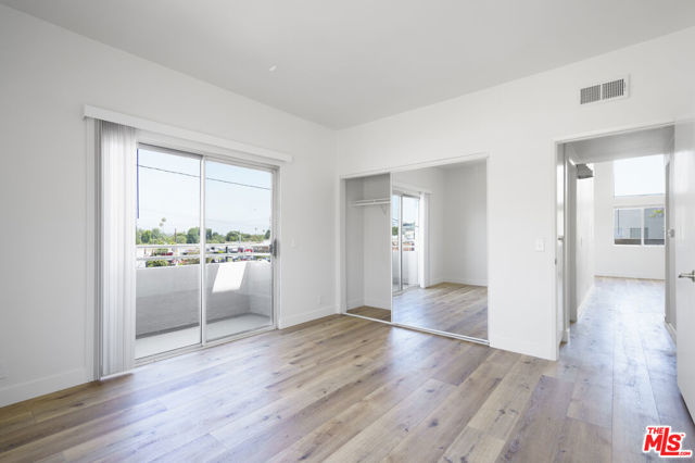 22705 Del Valle Street photo 19
