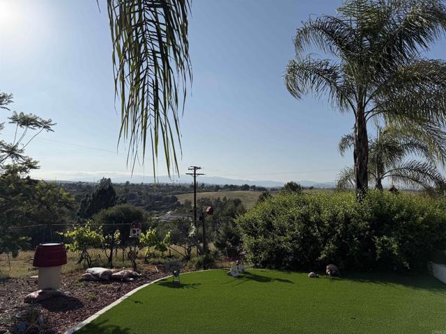 1704 Winterwarm Dr, Fallbrook CA: https://media.crmls.org/mediaz/bc42280c-fee8-43e6-a238-17ff01c1658a.jpg