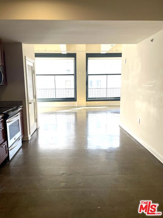 315 W 5th Street, Los Angeles CA: https://media.crmls.org/mediaz/bc426696-79c3-43d9-8208-1b2cb57c74f1.jpg