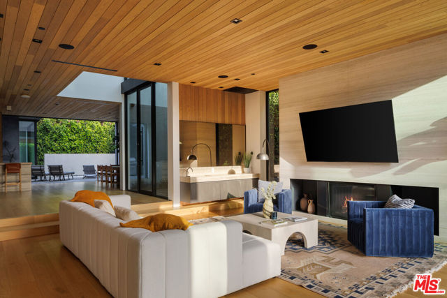 952 N Laurel Avenue, Los Angeles CA: https://media.crmls.org/mediaz/bc4295ca-349d-4b38-a13a-7fa64015b464.jpg