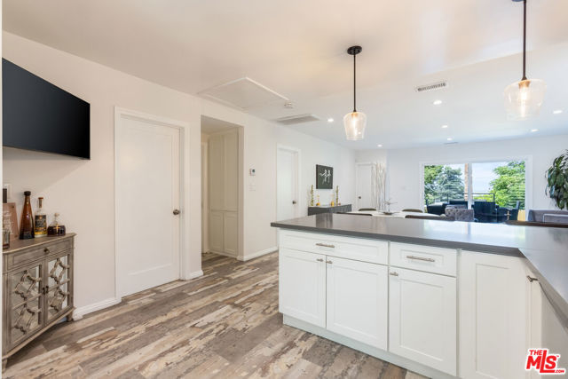 10315 Fairgrove Avenue, Tujunga CA: https://media.crmls.org/mediaz/bc445995-e1e6-4c1d-a385-ec73e2038a95.jpg