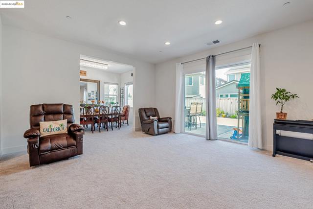 2281 Garden Farms Ave, Lathrop CA: https://media.crmls.org/mediaz/bc4478e4-8de0-4225-9303-72849ef07cf7.jpg