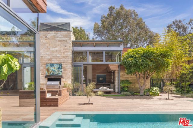 345 W Channel Road, Santa Monica CA: https://media.crmls.org/mediaz/bc4686ed-795b-4c85-84f2-9b8b22a99c0d.jpg