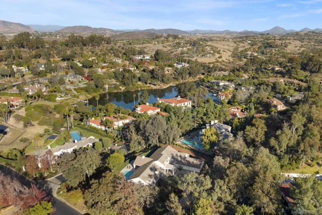 17515 Circa Oriente, Rancho Santa Fe CA: https://media.crmls.org/mediaz/bc46dd17-c3f1-482b-aec1-186740199718.jpg
