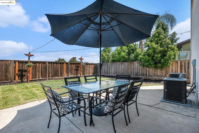 583 Sawgrass Way, Oakley CA: https://media.crmls.org/mediaz/bc4703d4-9fba-44d0-91e0-97aa569b2cd1.jpg