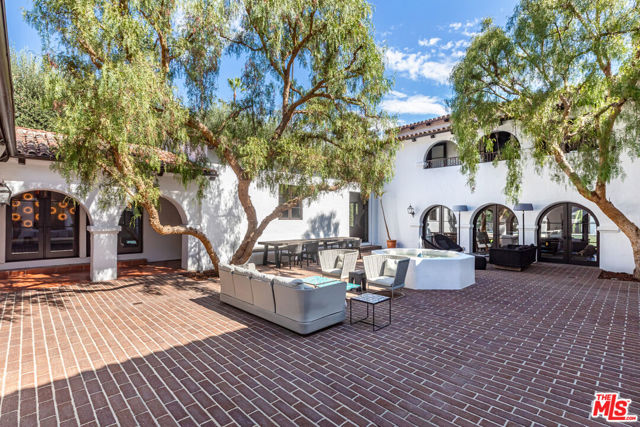 820 N Roxbury Drive, Beverly Hills CA: https://media.crmls.org/mediaz/bc4889bf-4d48-4e84-88e6-b84f4ddcced3.jpg