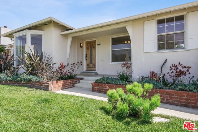 8150 Kenyon Avenue, Los Angeles CA: https://media.crmls.org/mediaz/bc48c5d7-fb21-49e1-a9b0-82711607c9c6.jpg