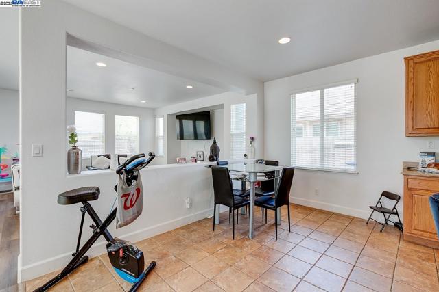 53 Puffin Cir, Oakley CA: https://media.crmls.org/mediaz/bc48e709-d1da-4a90-82d6-31a3529829e7.jpg