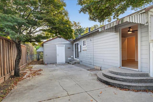 3703 Florence Street, Redwood City CA: https://media.crmls.org/mediaz/bc49d44f-824b-4220-aa81-ec67ef71aef6.jpg