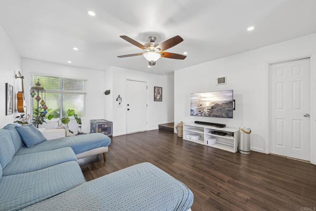 955 Postal Way, Vista CA: https://media.crmls.org/mediaz/bc4ad55f-4fe1-4562-a039-c0c44261f3a0.jpg
