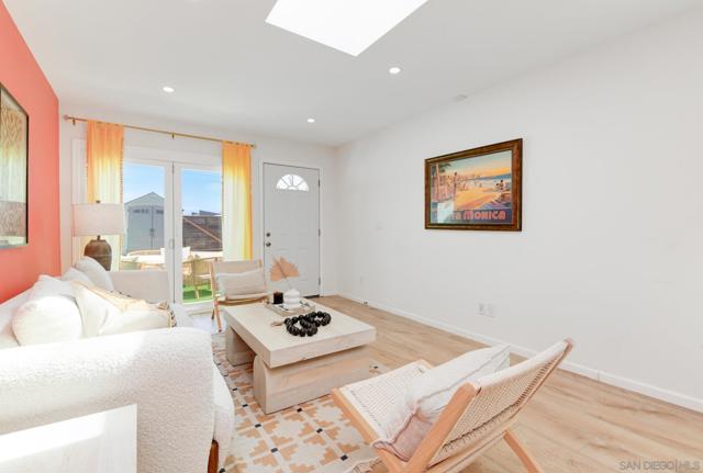 1129 Bonita Dr, Encinitas CA: https://media.crmls.org/mediaz/bc4c01cb-40bd-4462-a7ea-5fe59c9c98fa.jpg