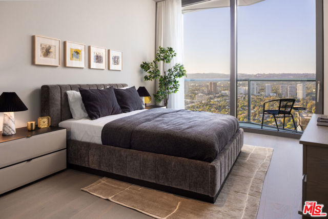 211 W Elm Court, Los Angeles CA: https://media.crmls.org/mediaz/bc4c7776-6b6b-4c46-b597-d8f20abe0291.jpg