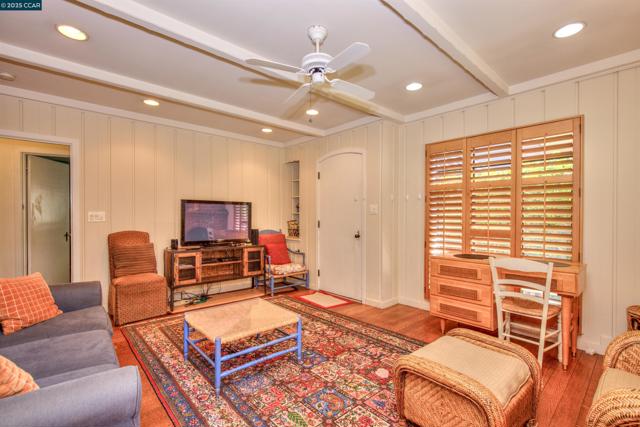 1679 Carmel Dr, Walnut Creek CA: https://media.crmls.org/mediaz/bc4d4abe-ed94-44e1-938f-fc934c24a055.jpg