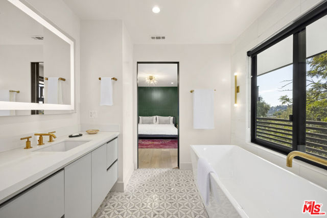 3147 Hollyridge Drive, Los Angeles CA: https://media.crmls.org/mediaz/bc4e8630-f6a0-4e33-bc50-134926f7d95c.jpg