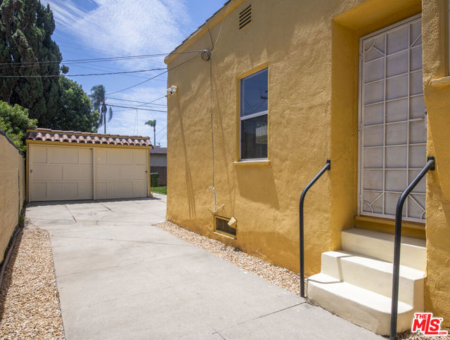 3220 W 78th Place, Los Angeles CA: https://media.crmls.org/mediaz/bc4ea948-9e7b-4d93-a6c1-40b41b1053d4.jpg