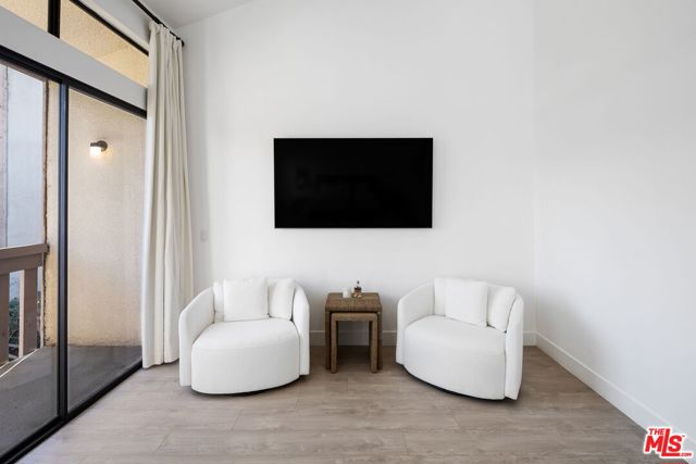 5254 Yarmouth Avenue, Encino CA: https://media.crmls.org/mediaz/bc4fe678-3cb7-4764-9446-f5551baf942a.jpg