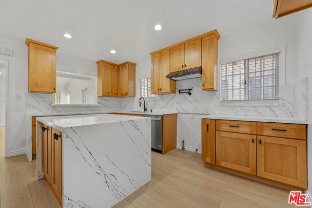 4137 W 58th Place, Los Angeles CA: https://media.crmls.org/mediaz/bc4fec48-37f5-449b-9b67-7edca48810d7.jpg