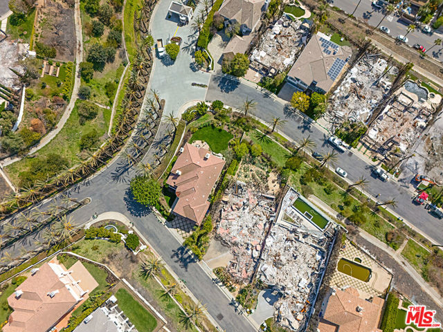 16814 Calle Bellevista, Pacific Palisades CA: https://media.crmls.org/mediaz/bc5000e8-3057-4a9e-b039-e8331e9da932.jpg